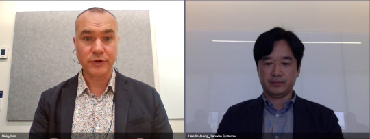 켄 헤이그 AWS 아시아태평양·일본 에너지 정책 책임자(왼쪽)와 정해진 한화시스템 상무가 간담회에서 발표하고 있다. AWS코리아 제공